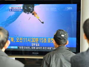 דרום קוריאנים צופים בדיווח על שיגור הטיל הצפון קוריאני דרום קוריאנים צופים בדיווח על שיגור הטיל הצפון קוריאני