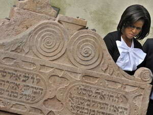 מישל אובמה בבית הקברות היהודי בפראג. מישל אובמה בבית הקברות היהודי בפראג.