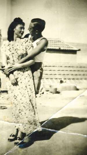 שרה וילדר בחלוק מקסי וחיים קרוצל בגופייה, 1945 שרה וילדר בחלוק מקסי וחיים קרוצל בגופייה, 1945