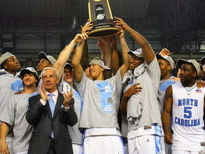 צפון קרוליינה עם גביע ה-NCAA, הלילה. צפון קרוליינה עם גביע ה-NCAA, הלילה.