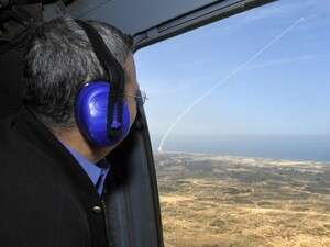 שר הביטחון אהוד ברק צופה בניסוי טיל החץ שר הביטחון אהוד ברק צופה בניסוי טיל החץ