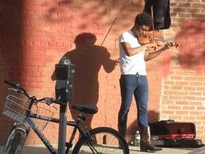 את פיבי היו מכניסים לכלא. צעיר מנגן בפינת רחוב בניו יורק את פיבי היו מכניסים לכלא. צעיר מנגן בפינת רחוב בניו יורק