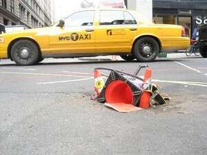 עיר לא מלוקקת, קשה ומתישה. נוף טיפוסי בניו יורק עיר לא מלוקקת, קשה ומתישה. נוף טיפוסי בניו יורק