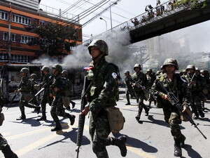 חיילים תאילנדים מתקדמים ברחוב בבנגקוק. חיילים תאילנדים מתקדמים ברחוב בבנגקוק.