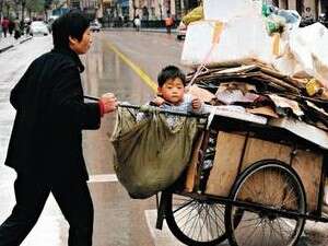 אם ובנה חסרי הבית משוטטים ברחובות אם ובנה חסרי הבית משוטטים ברחובות