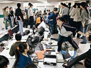 עובדים מסתערים לתוך מפעל צעצועים בשנגחאי עובדים מסתערים לתוך מפעל צעצועים בשנגחאי