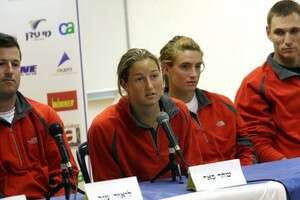 שחר פאר. הצטרפה לחברותיה. שחר פאר. הצטרפה לחברותיה.