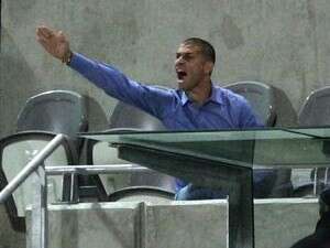 אבי נמני זועם, אמש ביציע. אבי נמני זועם, אמש ביציע.