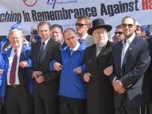 הרב ישראל מאיר לאו וסילבן שלום מובילים את מצעד החיים הרב ישראל מאיר לאו וסילבן שלום מובילים את מצעד החיים