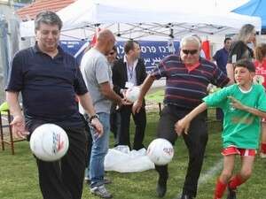 יצחק שום ושלמה שרף במיני מונדיאל. יצחק שום ושלמה שרף במיני מונדיאל.