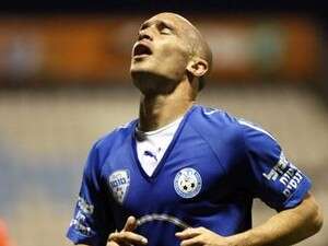 אוזן אחרי החמצת הפנדל, הערב בנתניה. אוזן אחרי החמצת הפנדל, הערב בנתניה.