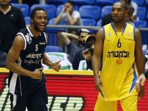 טרה קלי חוגג, דריק שארפ בדיכאון טרה קלי חוגג, דריק שארפ בדיכאון