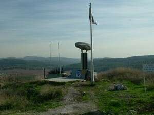 האנדרטה לזכר חטיבה 7 בעלייה למבצר לטרון האנדרטה לזכר חטיבה 7 בעלייה למבצר לטרון