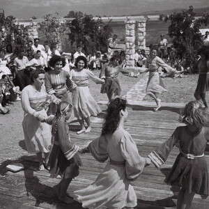 ריקודי עם בקיבוץ ב-1967. ככה הכל התחיל ריקודי עם בקיבוץ ב-1967. ככה הכל התחיל