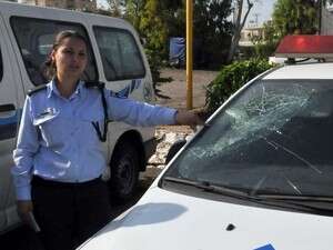 השוטרת שהותקפה ליד הניידת שניזוקה השוטרת שהותקפה ליד הניידת שניזוקה