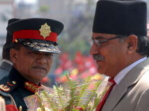 ראש ממשלת נפאל עם הרמטכ''ל המודח. ראש ממשלת נפאל עם הרמטכ''ל המודח.