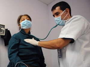 רופא בודק אישה בימי המגפה. רופא בודק אישה בימי המגפה.