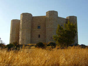 מבצר מימיו של הקיסר פדריקו השני. הקסטל דל מונטה מבצר מימיו של הקיסר פדריקו השני. הקסטל דל מונטה