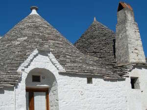 גגות אפורים בצורת חרוט. בתי הטרולי גגות אפורים בצורת חרוט. בתי הטרולי