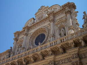 נציגה גאה של סגנון הבנייה הבארוקי. מבנה טיפוסי בעיר לצ'ה נציגה גאה של סגנון הבנייה הבארוקי. מבנה טיפוסי בעיר לצ'ה