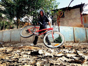 חליל דקה. לילדיו קרא יצחק ומוריה, כדי שייצאו מכאן חליל דקה. לילדיו קרא יצחק ומוריה, כדי שייצאו מכאן