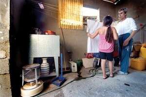 משפחת סבא בביתה. מחכים לחשמל משפחת סבא בביתה. מחכים לחשמל