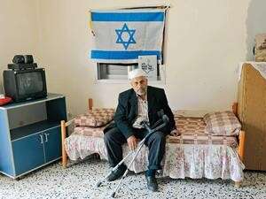 יונס חרובה על מיטת בנו, עבדאללה יונס חרובה על מיטת בנו, עבדאללה