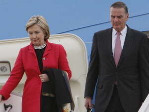 היועץ לביטחון לאומי ג'ים ג'ונס ושרת החוץ קלינטון. היועץ לביטחון לאומי ג'ים ג'ונס ושרת החוץ קלינטון.