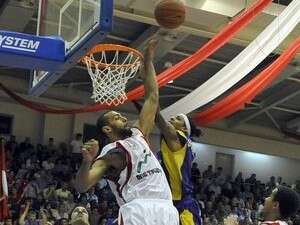 דרון וושינגטון נחסם על ידי בריאן רנדל. דרון וושינגטון נחסם על ידי בריאן רנדל.