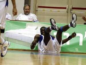 עוסמאן סיסה ובני השרון על הקרשים. עוסמאן סיסה ובני השרון על הקרשים.