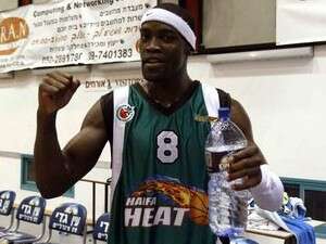 דרון פרקינס חוגג עלייה לפיינל-פור. דרון פרקינס חוגג עלייה לפיינל-פור.