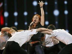 נלי צ'יובנו ממולדובה מתאמנת על ריקוד ההורה עם הרקדנים נלי צ'יובנו ממולדובה מתאמנת על ריקוד ההורה עם הרקדנים