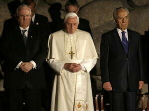 האפיפיור בנדיקטוס ה-16 ביד ושם לצד ריבלין. האפיפיור בנדיקטוס ה-16 ביד ושם לצד ריבלין.