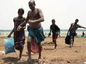 אזרחים טמילים נמלטים מהקרבות בסרי לנקה. אזרחים טמילים נמלטים מהקרבות בסרי לנקה.