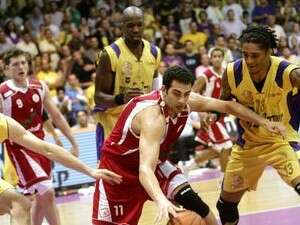 אלישי כדיר מול וושינגטון ו-ווית'רס. אלישי כדיר מול וושינגטון ו-ווית'רס.