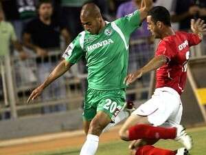 קטן מעיף את אנטבי מהדרך שלו. קטן מעיף את אנטבי מהדרך שלו.