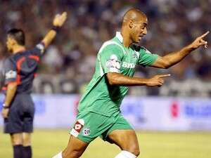 קטן חוגג, מאיר לוי מראה לאדומים את הדרך למרכז. קטן חוגג, מאיר לוי מראה לאדומים את הדרך למרכז.