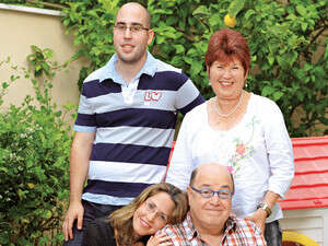 טוביה צפיר ומשפחתו טוביה צפיר ומשפחתו