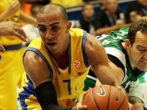 קרלוס ארויו מוציא פרצוף מפורת. קרלוס ארויו מוציא פרצוף מפורת.