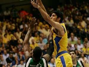 ליאור אליהו זורק על דבון ג'פרסון. ליאור אליהו זורק על דבון ג'פרסון.