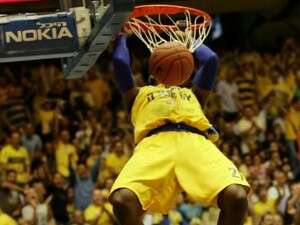 דיור פישר מטביע את מכבי חיפה. דיור פישר מטביע את מכבי חיפה.