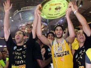 הצלחת שוב לארון הצהוב. מכבי חוגג, הערב. הצלחת שוב לארון הצהוב. מכבי חוגג, הערב.