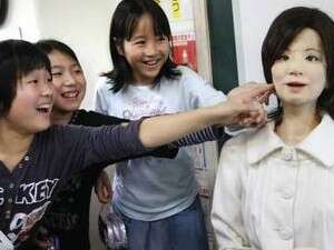 תלמידים יפנים והרובוט סאייה תלמידים יפנים והרובוט סאייה