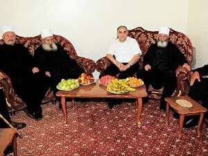 אבני בפגישה עם ראשי הכפר. אבני בפגישה עם ראשי הכפר.