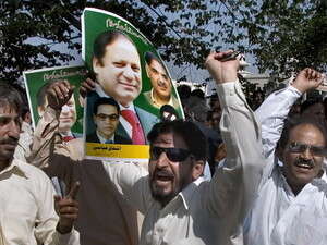 תומכיו של נוואז שריף חוגגים. תומכיו של נוואז שריף חוגגים.