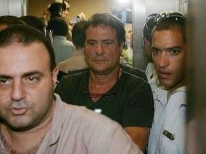 דודו טופז בזמן מעצרו. הודתה בשליחת המכתבים והביעה חרטה. דודו טופז בזמן מעצרו. הודתה בשליחת המכתבים והביעה חרטה.