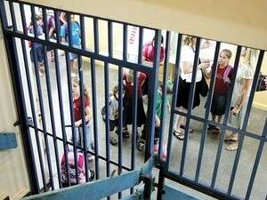 גדר הפרדה בבית ספר. גדר הפרדה בבית ספר.