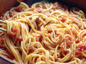 לא לאכול לבד. ספגטי ברוטב עגבניות לא לאכול לבד. ספגטי ברוטב עגבניות