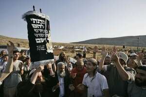 הכנסת ספר תורה במאחז מעוז אסתר. הכנסת ספר תורה במאחז מעוז אסתר.