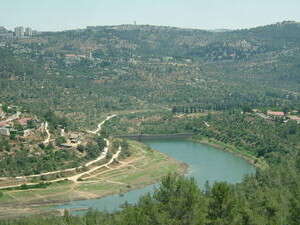 מראה חורפי ביום קיצי. אגם בית זית מראה חורפי ביום קיצי. אגם בית זית